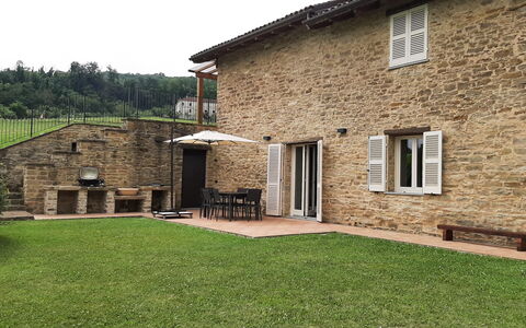 Villa Pietra With Pool On Piemonte Hills: Steen, Verblijf, Metselwerk, Tuin, Backyard, Gazon, Boerderij, Werf, Stenen Muur, Landscaping