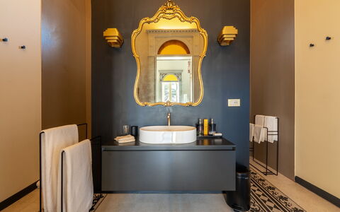 Palazzo Villani Lubelli: Muur, Interieur Ontwerp, Loodgieterswerkinrichting, Wastafel In De Badkamer, Badkamer, Kraan, Wastafel, Verlichting, Loodgieter, Spiegel