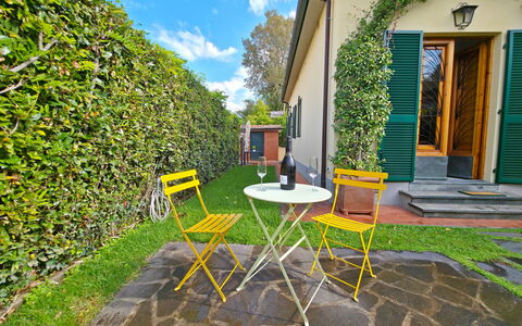 Villetta Tonfano: Groen, Meubilair, Tuin, Fiets Voorvork, Buitenmeubels, Schaduw, Fiets, Backyard
