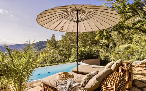 Villa Chiovada: Buitenmeubels, Meubilair, Paraplu, Toevlucht, Schaduw, Eco Hotel, Stoel, Zwembad, Vrije Tijd, Ligstoel
