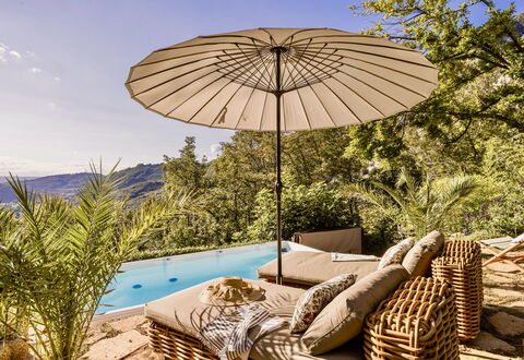Villa Chiovada: Buitenmeubels, Meubilair, Paraplu, Toevlucht, Schaduw, Eco Hotel, Stoel, Zwembad, Vrije Tijd, Ligstoel