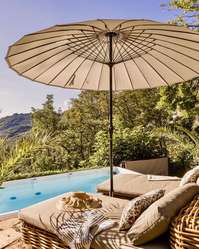 Villa Chiovada: Buitenmeubels, Meubilair, Paraplu, Toevlucht, Schaduw, Eco Hotel, Stoel, Zwembad, Vrije Tijd, Ligstoel