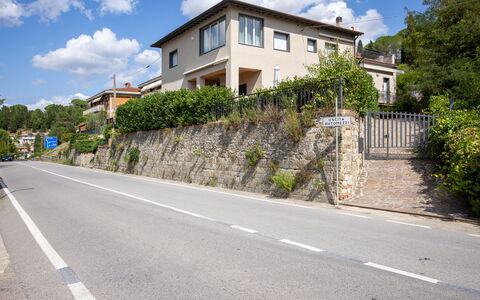 Il Ferrone Apartment with Garden - Greve in Chiant: Gebouw, Venster, Woongebied, Weg Oppervlak, Huis, Huis, Buurt, Weg, Architectuur, Asfalt