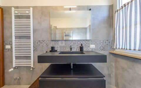 Enda: Flooring, Interieur Ontwerp, Loodgieterswerkinrichting, Muur, Verdieping, Wastafel In De Badkamer, Wastafel, Badkamer, Kraan, Plafond