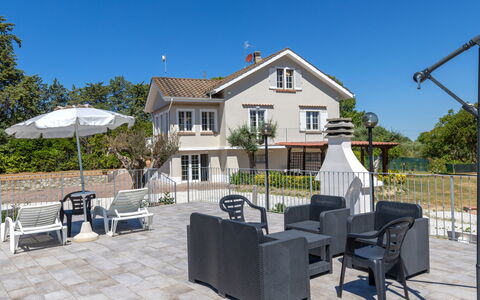 Enda: Gebouw, Woongebied, Huis, Huis, Deur, Landgoed, Veranda, Schaduw, Balkon, Buitenmeubels