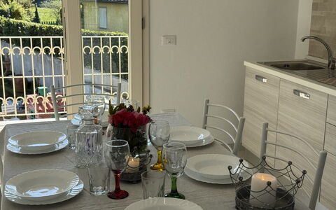 Villa al Glicine: Meubilair, Tableware, Interieur Ontwerp, Tafel, Flooring, Keuken En Eettafel, Stoel, Eetkamer, Verlichting, Serveware