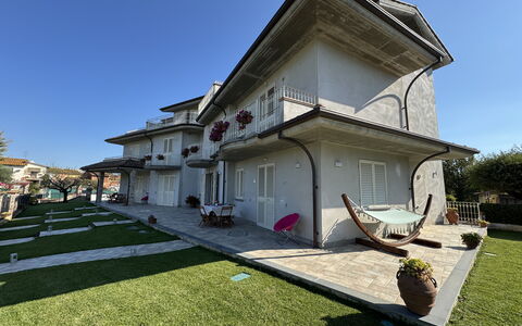 Villa al Glicine: Gebouw, Venster, Woongebied, Huis, Huis, Dak, Landgoed, Menselijke Nederzetting, Villa, Gazon