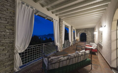 Alina Villa: Meubilair, Flooring, Verdieping, Stoel, Plafond, Balkon, Villa, Buitenmeubels, Hotel, Eco Hotel