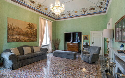 Gallietta: Muur, Flooring, Interieur Ontwerp, Verdieping, Meubilair, Plafond, Verlichting, Kamer, Woonkamer, Tapijt