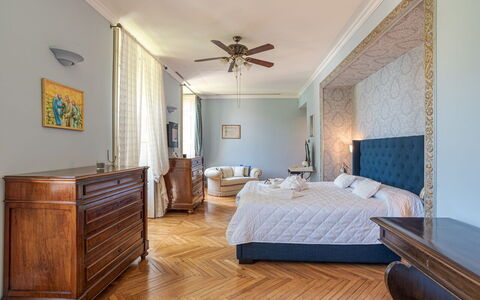 Gallietta: Meubilair, Bed, Interieur Ontwerp, Slaapkamer, Flooring, Laken, Verdieping, Bedding, Hout, Kamer