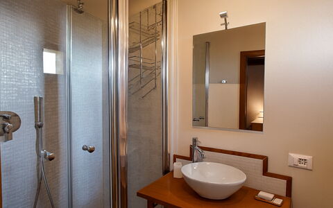 Novellina: Wastafel In De Badkamer, Muur, Interieur Ontwerp, Loodgieterswerkinrichting, Flooring, Hout, Verdieping, Spiegel, Badkamer, Wastafel