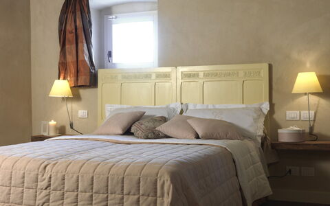 Asolina Villa: Meubilair, Bed, Slaapkamer, Bedding, Interieur Ontwerp, Laken, Hout, Linens, Flooring, Verdieping