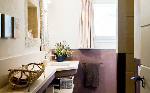 Asolina Villa: Badkamer, Interieur Ontwerp, Muur, Flooring, Loodgieterswerkinrichting, Verdieping, Wastafel In De Badkamer, Huis, Wastafel, Verlichting