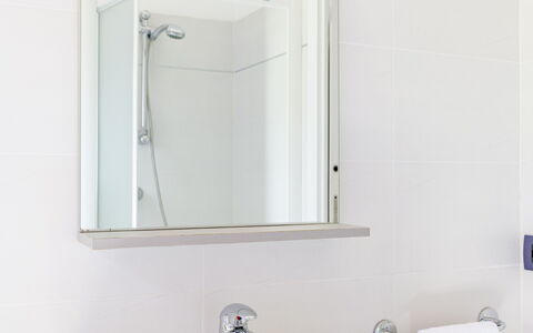 Villa Altavista: Wastafel In De Badkamer, Interieur Ontwerp, Loodgieterswerkinrichting, Muur, Badkamer, Wastafel, Kraan, Spiegel, Flooring, Loodgieter