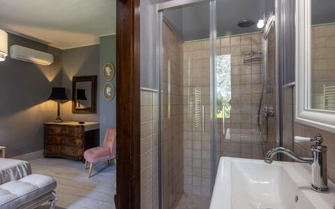 Podere la Botte, Pool, Lari: Interieur Ontwerp, Muur, Flooring, Verdieping, Loodgieterswerkinrichting, Badkamer, Plafond, Verlichting, Kamer, Meubilair