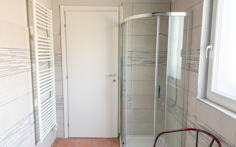 Alma Montis - Frabosa Sottana: Flooring, Verdieping, Interieur Ontwerp, Loodgieterswerkinrichting, Kamer, Badkamer, Deur, Loodgieter, Tegel, Deur Van De Douche