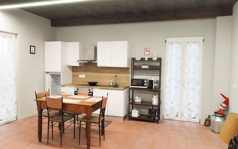 Alma Montis - Frabosa Sottana: Meubilair, Flooring, Interieur Ontwerp, Verdieping, Hout, Plafond, Kamer, Stoel, Verlichting, Keuken