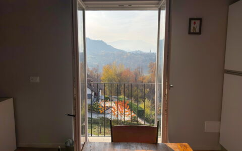 Alma Montis - Frabosa Sottana: Hardwood, Beits, Stoel, Houten Vloer, Balkon, Daylighting, Leuning, Keuken En Eettafel