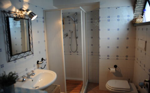 Villa Vindelbono: Loodgieterswerkinrichting, Flooring, Verdieping, Badkamer, Interieur Ontwerp, Wastafel In De Badkamer, Kraan, Loodgieter, Kamer, Wastafel