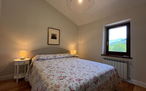 Villa Vindelbono: Bed, Interieur Ontwerp, Slaapkamer, Bedding, Muur, Laken, Meubilair, Plafond, Linens, Kamer