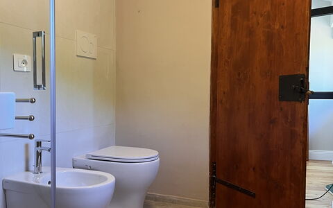 Villa Vindelbono: Hout, Flooring, Verdieping, Loodgieterswerkinrichting, Bruin, Deur, Loodgieter, Badkamer, Beits