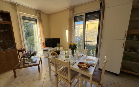 Al Civico 80: Meubilair, Eetkamer, Keuken En Eettafel, Stoel, Flooring, Verdieping, Tafel, Interieur Ontwerp, Kamer, Appartement