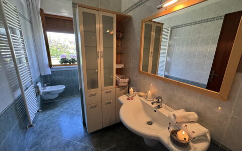 Villa Lory: Loodgieterswerkinrichting, Flooring, Wastafel, Interieur Ontwerp, Wastafel In De Badkamer, Verdieping, Kraan, Badkamer, Loodgieter, Kamer