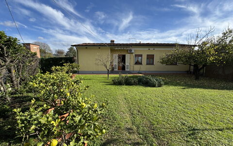 Villa Lory: Gras, Huis, Struik, Land Lot, Huis, Landelijk Gebied, Tuin, Gazon, Verblijf, Landgoed