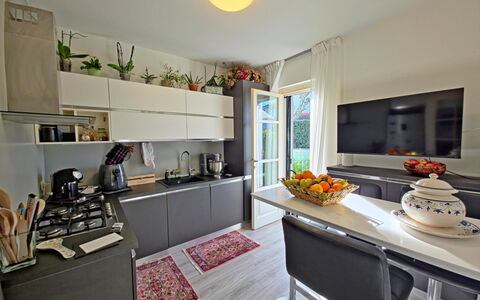 I Cipressi: Keuken, Meubilair, Interieur Ontwerp, Countertop, Toestel Van De Keuken, Flooring, Major Appliance, Kamer, Appartement, Huishoudapparatuur