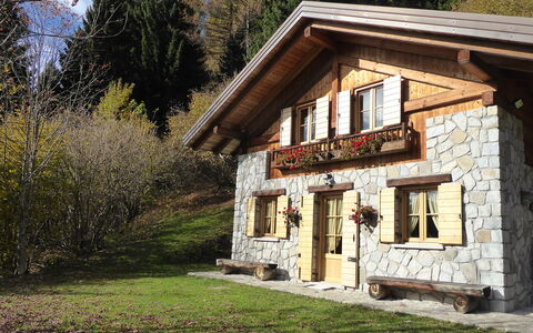Chalet Genzianella: Gebouw, Hout, Huis, Dak, Verblijf, Huis, Landelijk Gebied, Deur, Boerderij, Dorp