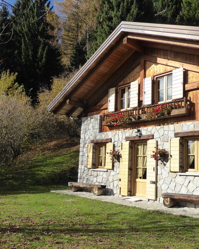 Chalet Genzianella: Gebouw, Hout, Huis, Dak, Verblijf, Huis, Landelijk Gebied, Deur, Boerderij, Dorp
