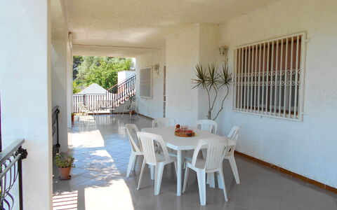 Villa Floridia: Meubilair, Verdieping, Flooring, Stoel, Veranda, Balkon, Plafond, Schaduw, Buitenmeubels, Keuken En Eettafel