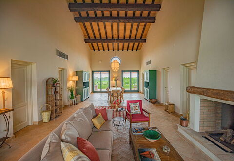 Villa Lodolaio: Meubilair, Huis, Landgoed, Plafond, Stoel, Villa, Woonkamer, Boerderij, Ontwerp, Kamerplant