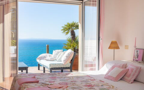 La Terrazza sul Mare: Meubilair, Interieur Ontwerp, Slaapkamer, Linens, Textiel, Bed, Huis, Verdieping, Verlichting, Kamer