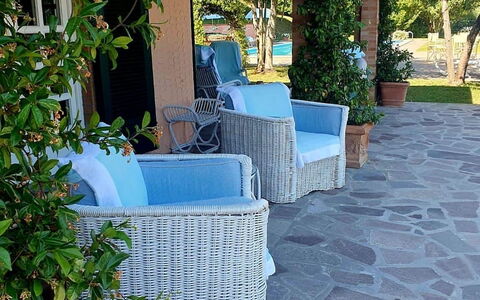 Casa Mia: Meubilair, Buitenmeubels, Schaduw, Stoel, Bloempot, Flooring, Flagstone, Buitentafel, Tuin, Landscaping