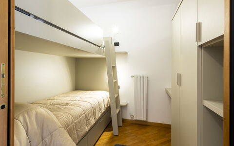 Baita Bucaneve: Slaapkamer, Bed, Interieur Ontwerp, Flooring, Verdieping, Hout, Laken, Bedding, Plafond, Meubilair