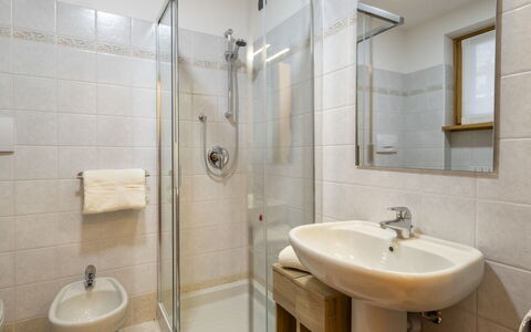Baita Bucaneve: Flooring, Verdieping, Interieur Ontwerp, Loodgieterswerkinrichting, Wastafel In De Badkamer, Badkamer, Wastafel, Kamer, Kraan, Loodgieter