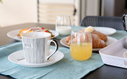 Villa Ninfa: Tableware, Serveware, Drinkware, Koffiekop, Kop, Voedsel, Dishware, Meubilair, Bord, Tafel
