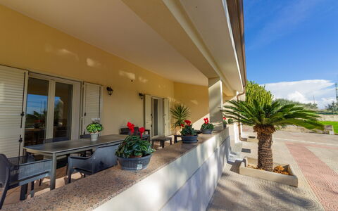 Villa Ninfa: Flooring, Verdieping, Schaduw, Balkon, Bloempot, Kamerplant, Buitenmeubels, Eco Hotel, Landscaping