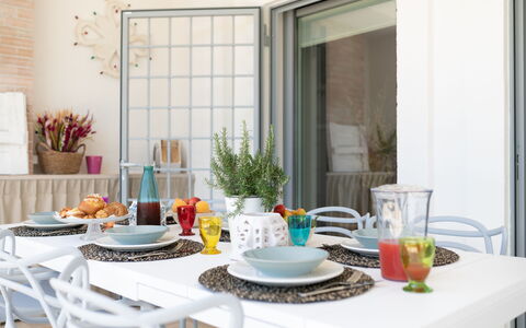 Lacorte di Ninetta: Meubilair, Tableware, Interieur Ontwerp, Tafel, Eetkamer, Stoel, Keuken En Eettafel, Serveware, Textiel, Bloempot