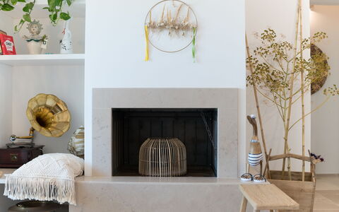 Lacorte di Ninetta: Interieur Ontwerp, Haard, Flooring, Meubilair, Kamer, Woonkamer, Natuurlijk Materiaal, Houten Vloer, Fotolijst, Fireplace