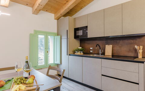 Villa Zena: Keuken, Countertop, Interieur Ontwerp, Meubilair, Flooring, Hout, Toestel Van De Keuken, Cabinetry, Huis, Major Appliance
