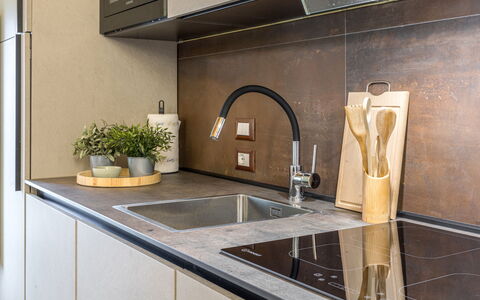Villa Zena: Countertop, Keuken, Gootsteen, Hout, Flooring, Interieur Ontwerp, Loodgieterswerkinrichting, Kraan, Cabinetry, Toestel Van De Keuken