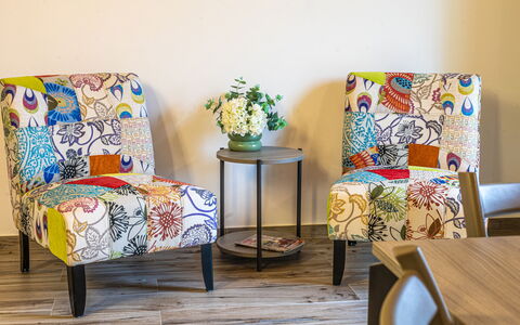 Villa Zena: Meubilair, Interieur Ontwerp, Geel, Flooring, Verdieping, Textiel, Stoel, Bruin, Woonkamer, Oranje