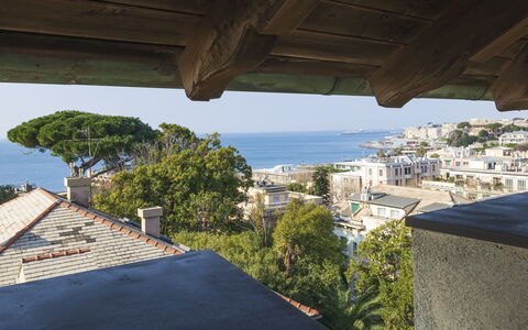 Torre Dell'Amore, Genova, Seaview: Zee, Dak, Oceaan, Kust En Oceanic Landvormen, Balkon, Kust, Schaduw, Eco Hotel, Badplaats