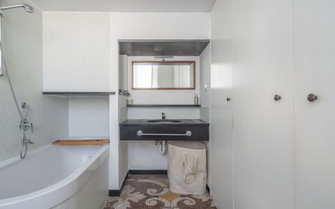 Torre Dell'Amore, Genova, Seaview: Badkamer, Loodgieterswerkinrichting, Muur, Flooring, Interieur Ontwerp, Verdieping, Wastafel In De Badkamer, Plafond, Kraan, Wastafel