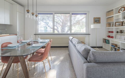 Torre Dell'Amore, Genova, Seaview: Meubilair, Interieur Ontwerp, Flooring, Muur, Verdieping, Hout, Plafond, Tafel, Keuken En Eettafel, Eetkamer