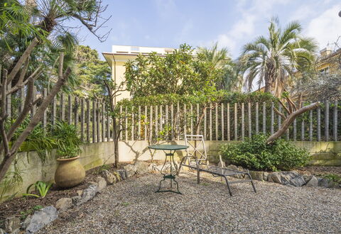 Torre Dell'Amore, Genova, Seaview: Struik, Tuin, Schaduw, Landscaping, Backyard, Werf, Bloempot, Flagstone