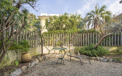 Torre Dell'Amore, Genova, Seaview: Struik, Tuin, Schaduw, Landscaping, Backyard, Werf, Bloempot, Flagstone