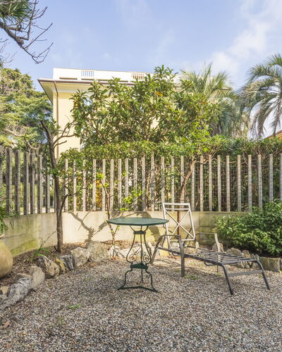 Torre Dell'Amore, Genova, Seaview: Struik, Tuin, Schaduw, Landscaping, Backyard, Werf, Bloempot, Flagstone